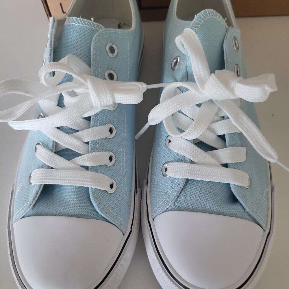 Retro Women's Light Blue Canvas Low Top Sneakers Size 8.5 NWT